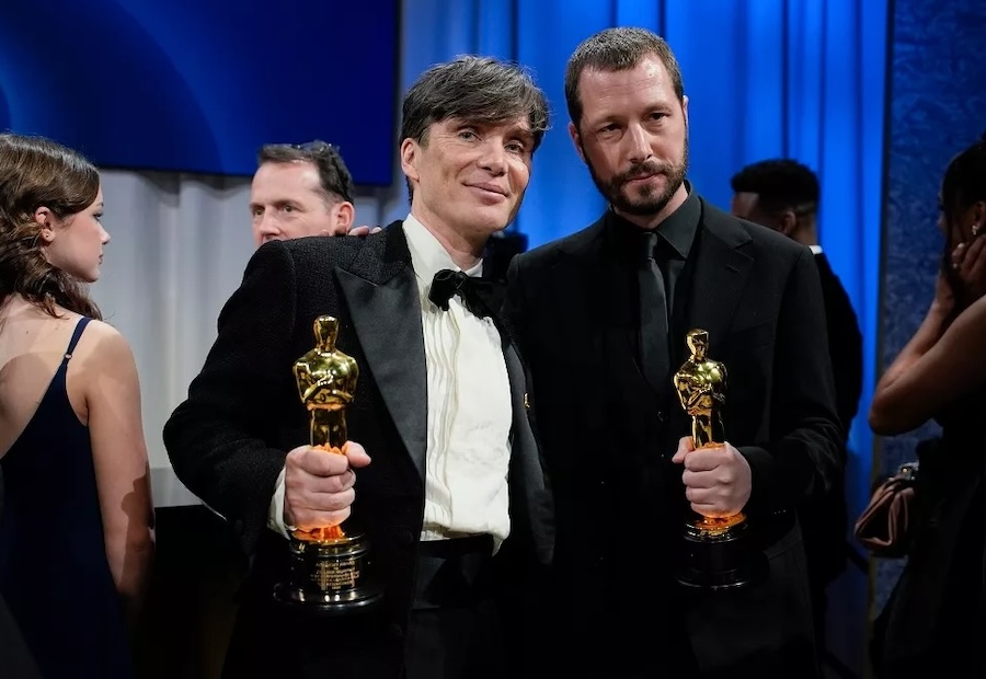 Режисер Мстислав Чернов тримає Оскар поруч із Кілліаном Мерфі