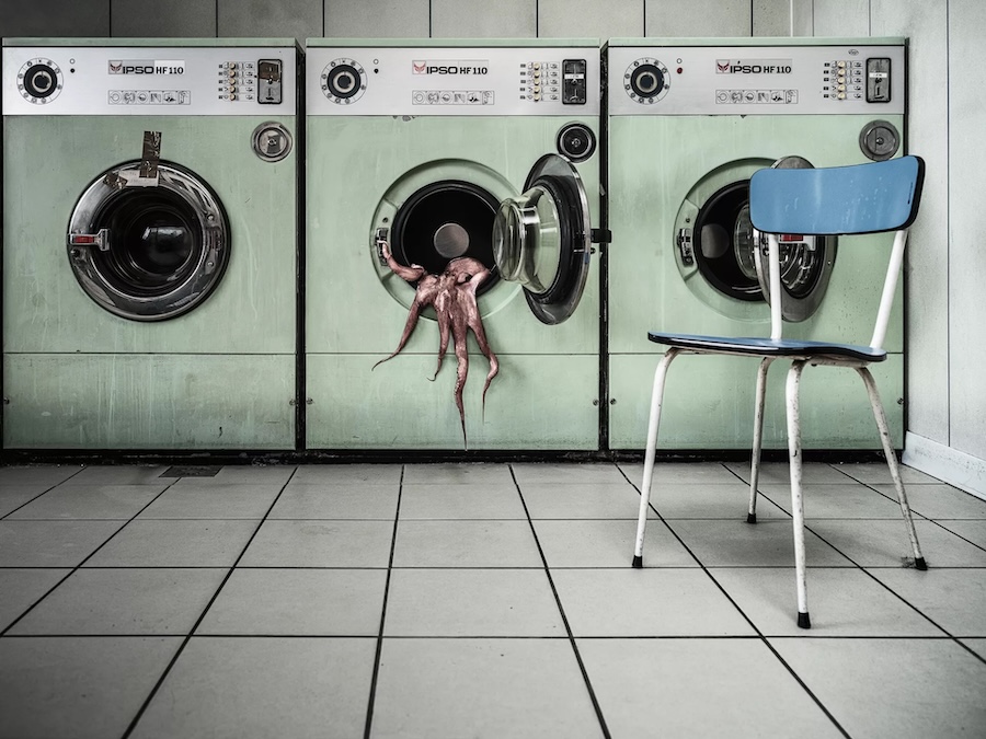 7-Laundry Day by Pieter D'Hoop